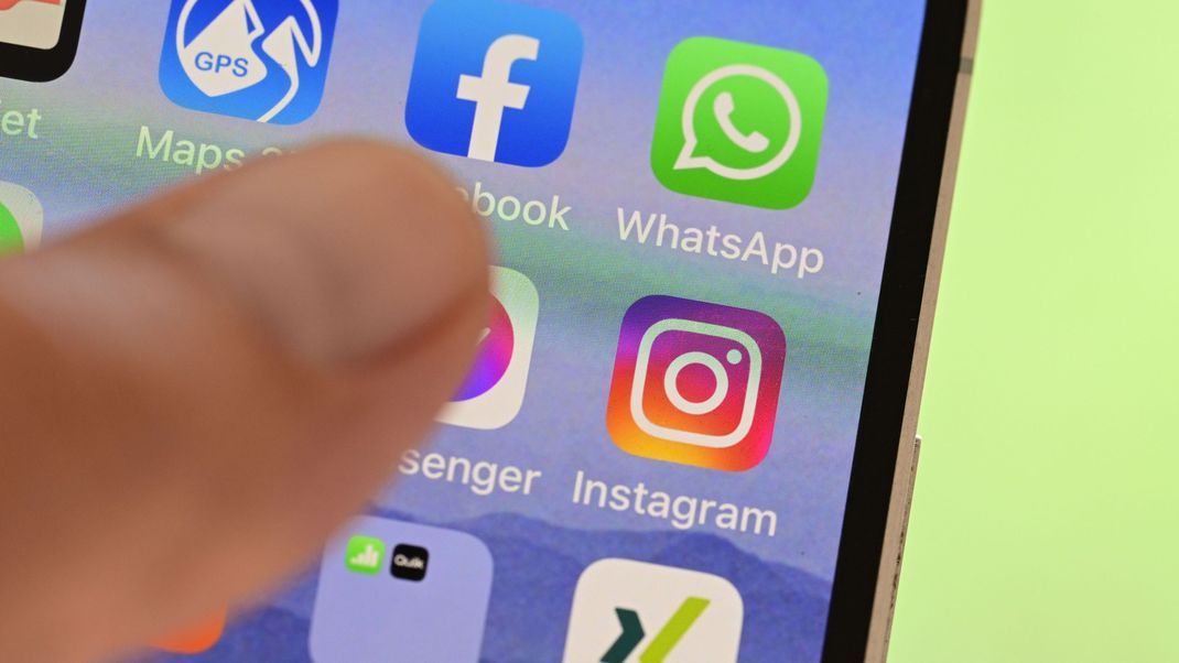 Facebook, Tikok und Co. müssen von nun an schärfer gegen illegale Inhalte vorgehen. Möglich macht es ein neues EU-Gesetz über digitale Dienste.