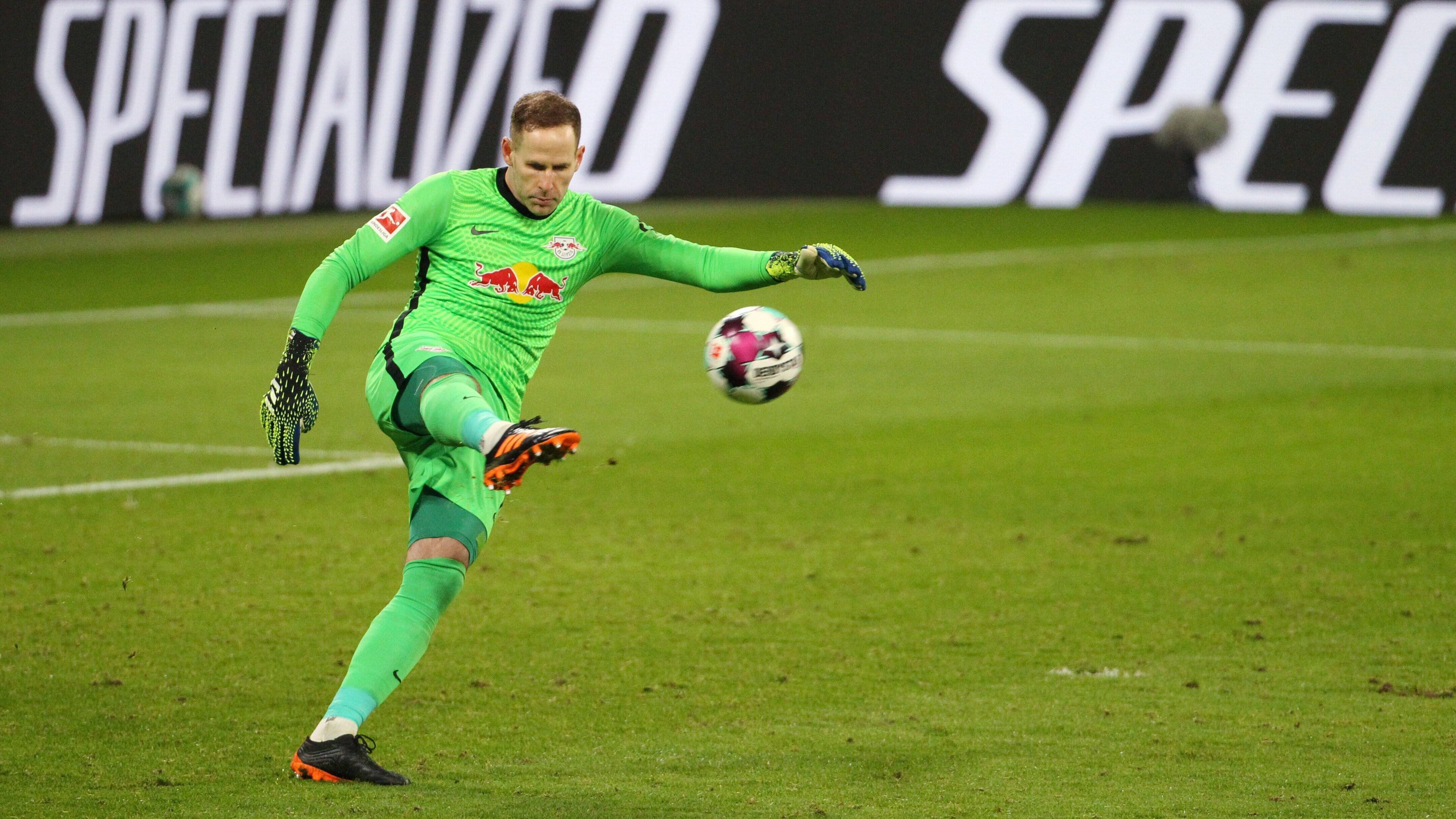 
                <strong>Peter Gulacsi (RB Leipzig)</strong><br>
                Ein angeblicher BVB-Kandidat ist zudem weiterhin der Ungar Peter Gulacsi von RB Leipzig, der sich in den vergangenen Jahren zu einem der besten Torhüter der Bundesliga entwickelt hat. Schon seit 2015 steht er bei den Sachsen zwischen den Pfosten, zuvor spielte er bei Red Bull Salzburg und in England unter anderem beim FC Liverpool. In Leipzig hat der 30-Jährige noch einen Vertrag bis 2022 - kann den Bundesligisten im Sommer jedoch per Ausstiegsklausel verlassen. Diese sei, laut seinem Berater Hasan Cetinkaya, "selbst für Corona-Zeiten sehr niedrig". Allerdings betonte der Nationalspieler kürzlich, "sehr glücklich in Leipzig" zu sein.
              
