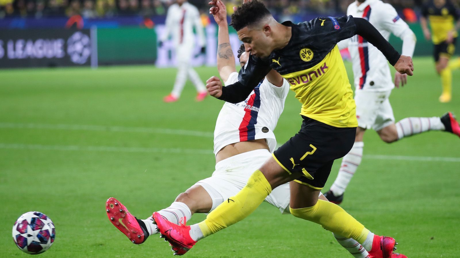 
                <strong>Jadon Sancho (Borussia Dortmund)</strong><br>
                Der Engländer wandelt oft zwischen Genie und Wahnsinn. Der Wahnsinn ist aber auch manchmal genial. 14 Tore, 16 Vorlagen in 23 Bundesligaspielen - noch Fragen? Sprintete schon 709 Mal in dieser Saison (laut Bundesliga.de). Steht natürlich in seiner Heimat bei jedem Spitzenklub auf dem Wunschzettel.
              