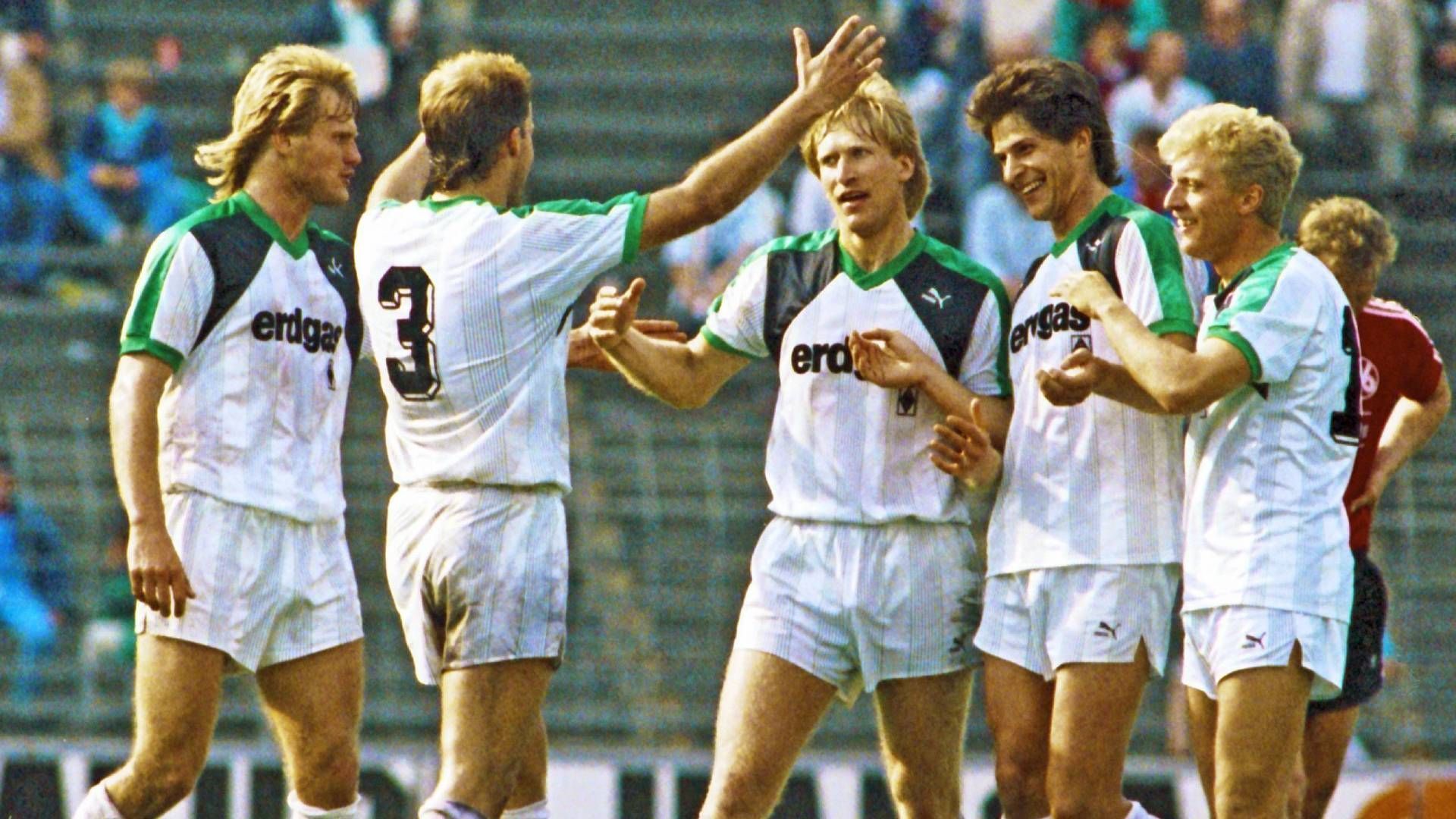 
                <strong>Zwölf Siege: Borussia Mönchengladbach (14. April 1987 bis 15. August 1987)</strong><br>
                Nein, diese Serie der Gladbacher stammt tatsächlich nicht aus den legendären 1970er-Jahren, als der Begriff der "Fohlen" geboren wurde. Auch im folgenden Jahrzehnt war Gladbach immer wieder oben dabei, wenngleich es zu keinem weiteren Meistertitel mehr reichte. Die Stars der damaligen Zeit hießen nicht mehr Jupp Heynckes oder Günter Netzer, sondern Ewald Lienen, Uwe Rahn und Hans-Jörg Criens. Die Saison 1986/87 beendete Gladbach auf dem dritten Tabellenplatz.
              