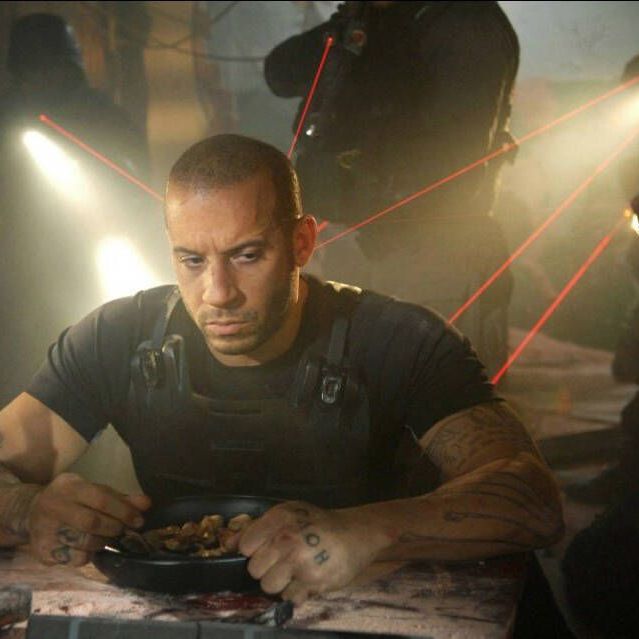 Vin Diesel wird in seiner Rolle als Toorop in "Babylon A.D" von hinten ins Visier genommen.