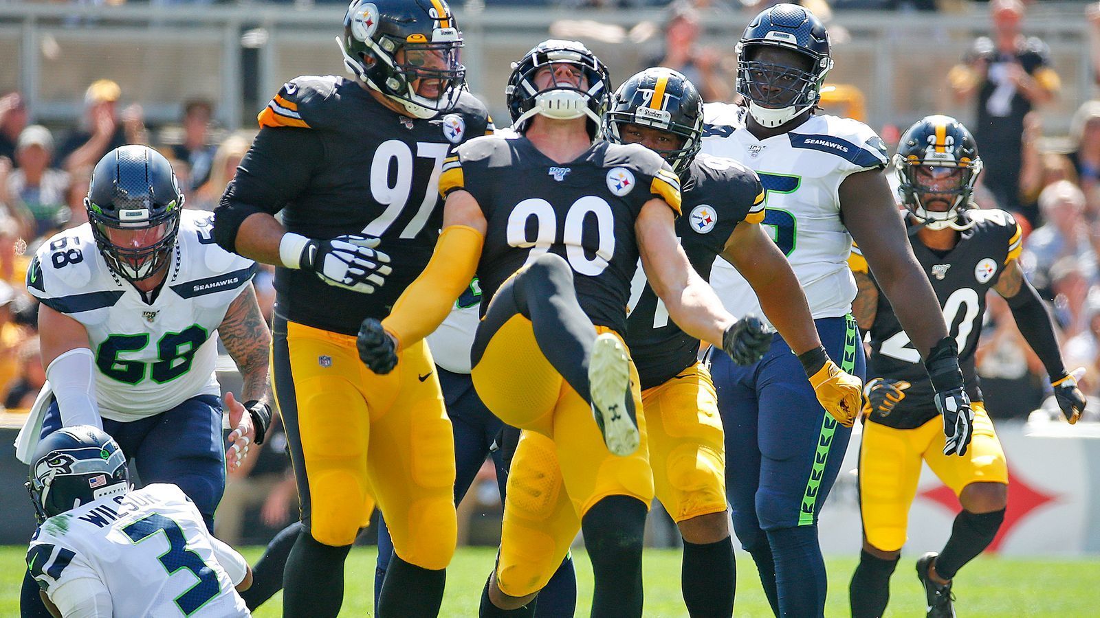 
                <strong>Pass Rush: Pittsburgh Steelers</strong><br>
                Mit 22,5 Sacks stellte T.J. Watt (#90) 2021 den Sack-Rekord von Michael Strahan ein - das allein würde schon die Spitzenposition rechtfertigen. Doch auch Cameron Heywards Quarterback-Jagd war mit zehn Sacks sehr erfolgreich. Vor diesem explosiven Duo wird sich auch 2022 jeder Spielmacher fürchten.Honorable Mention: Los Angeles Chargers. Joey Bosa plus Khalil Mack - wie soll das eigentlich verteidigt werden?
              