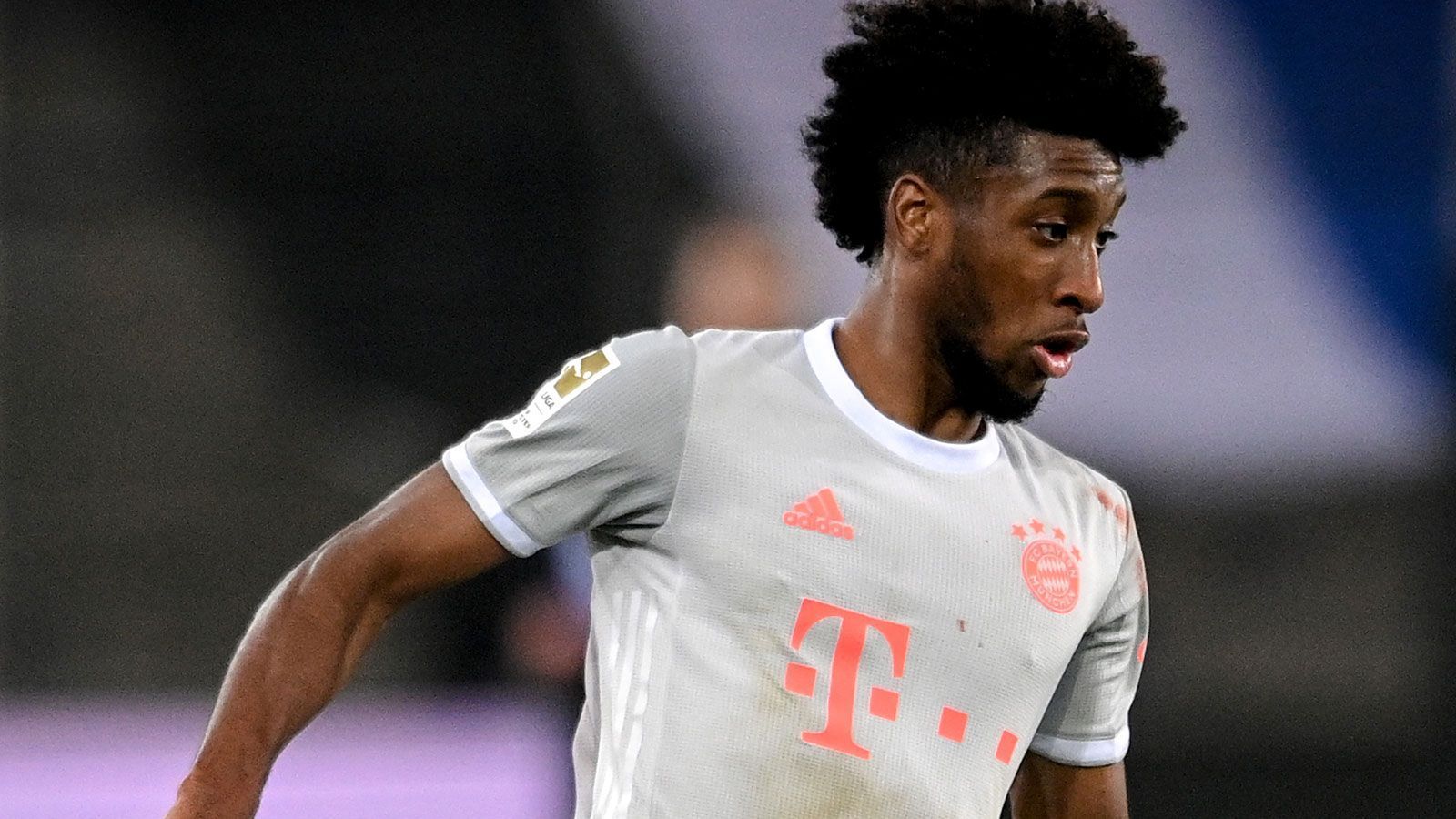 
                <strong>Kingsley Coman</strong><br>
                Immer in Bewegung, sehr agil, oft am Ball, sucht das Eins gegen Eins, verdribbelt sich aber dabei oft, seine Flanken sind zudem nicht präzise genug. Scheitert in der ersten Halbzeit nach schönem Spielzug am Pfosten. In der 69. Minute nach schönem Doppelpass mit Kimmich frei vor dem Tor, er schießt jedoch drüber. Der Ausgleich fällt dann im Gegenzug. Geht anschließend runter. ran.de-Note: 3
              