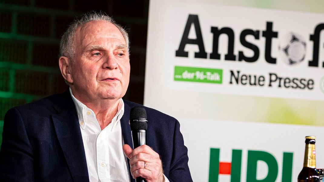 Uli Hoeneß, Ehrenpräsident von FC Bayern München, sprach im Rahmen der Talkrunde "Anstoß" der "Neuen Presse". 