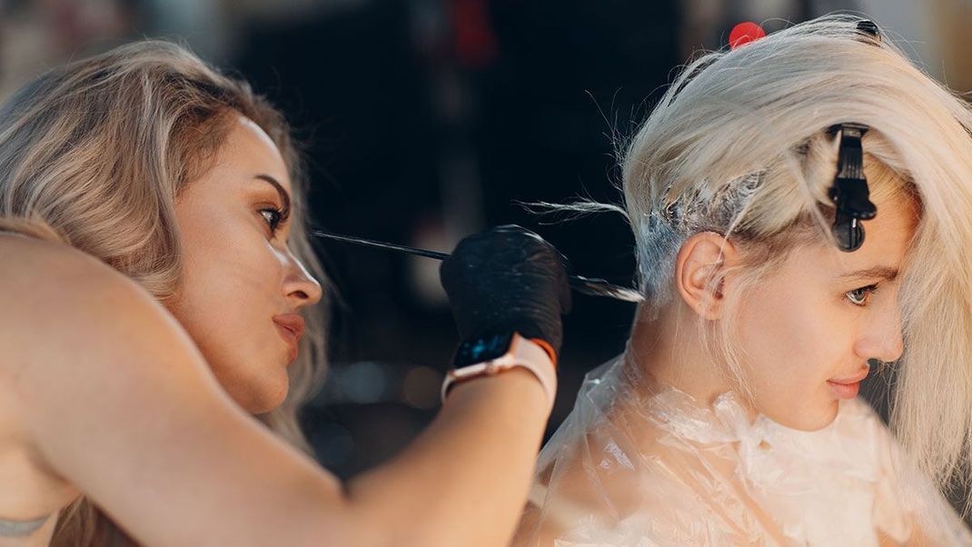 Haare pink färben ist kein Leichtes – damit das Resultat auch professionell wird empfehlen wir, euch in die Hände eines professionellen Hair Coloristen zu begeben.