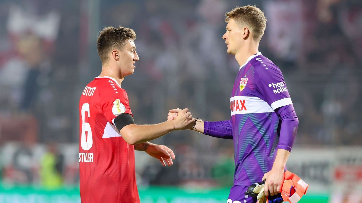 Angelo Stiller (VfB Stuttgart) und Torhueter Alexander Nuebel (VfB Stuttgart) jubeln, DFB-Pokal - First Round, SC Preussen Muenster vs VfB Stuttgart, Preussenstadion am 27. August 2024 in Muenster,...