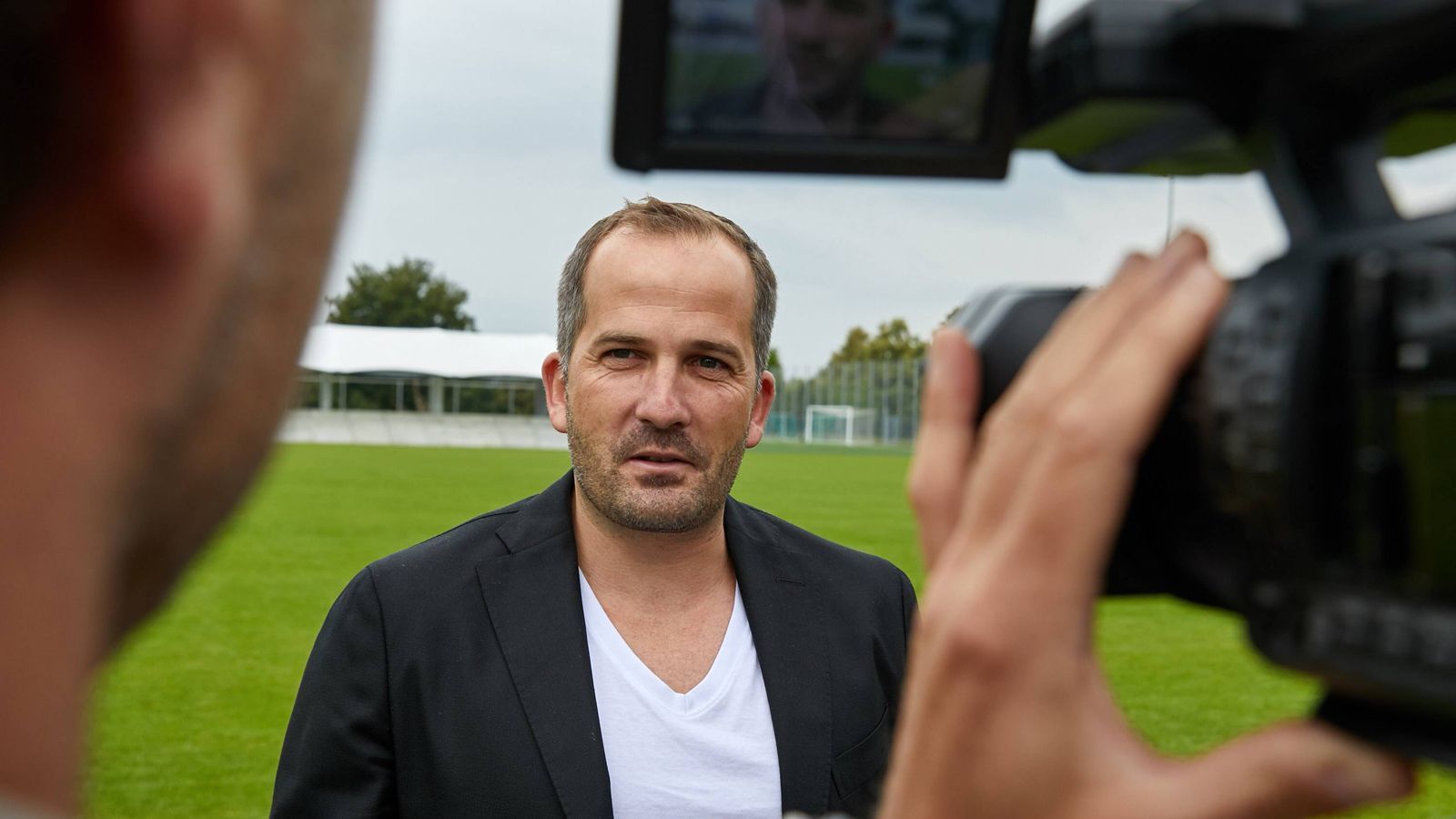 
                <strong>FC Augsburg</strong><br>
                In Augsburg stand zunächst mal Trainer Manuel Baum im Rampenlicht, bevor er sein Team auf den Platz bat. Der 38-Jährige geht in seine zweite Sommervorbereitung bei den Fuggerstädtern, ist seit Dezember 2016 im Amt.
              