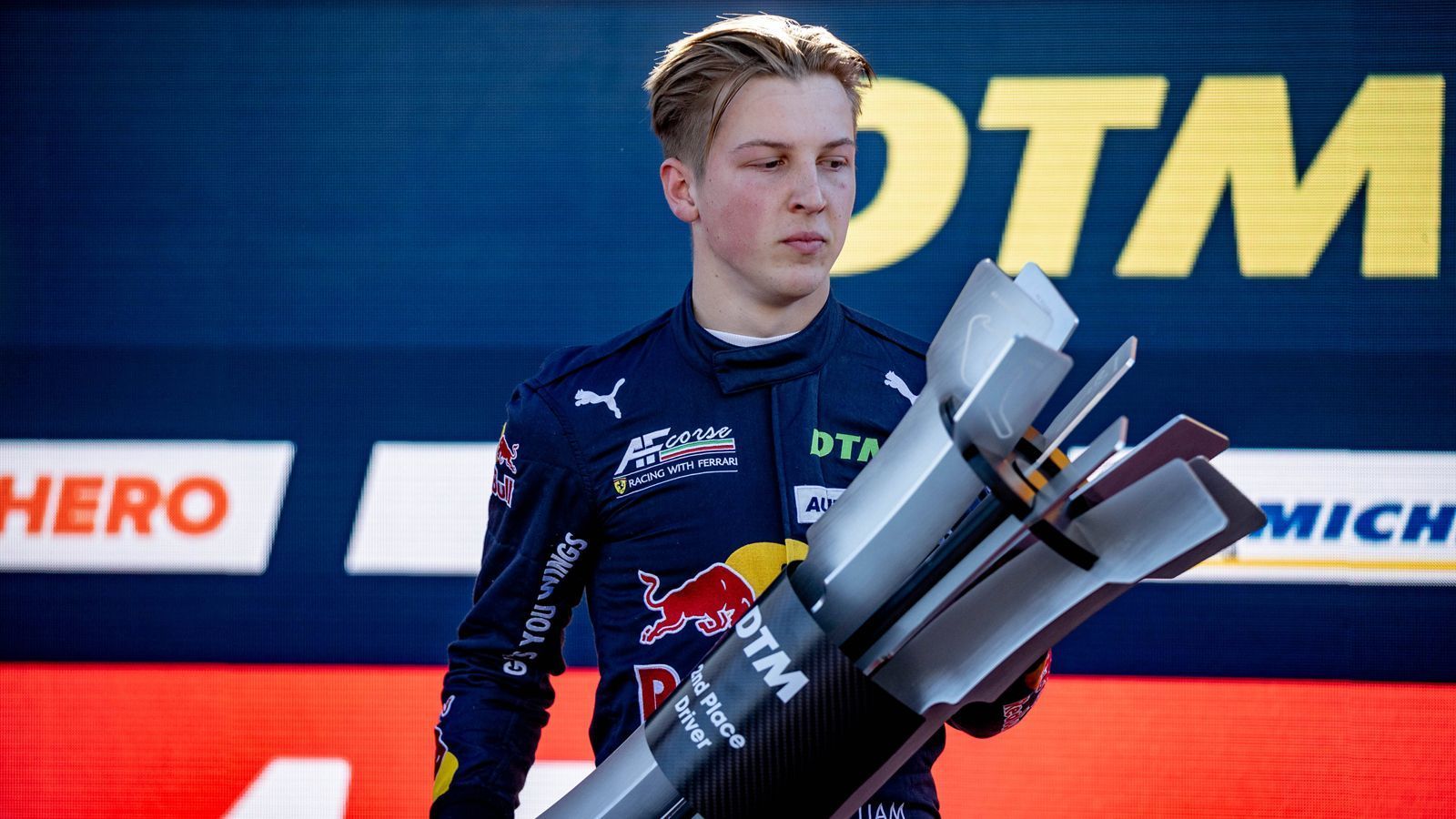 
                <strong>2021 - Liam Lawson - Platz 2</strong><br>
                Bitter. Anders lässt sich die DTM-Erfahrung von Liam Lawson nicht zusammenfassen. Im Team mit dem heutigen Formel-1-Piloten Alex Albon fuhr Lawson eine Mega-Saison. Mit Kelvin van der Linde und dem am Ende triumphierenden Maximilian Götz kämpfte Lawson um den großen Pott. Doch nach einem bitteren Saisonfinale blieb nur Platz zwei. Doch das ist die beste Endplatzierung eines Rookies in der DTM jemals.
              