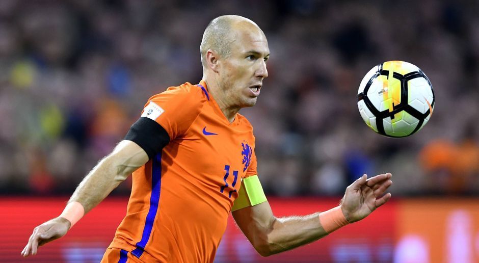 
                <strong>Arjen Robben</strong><br>
                Arjen Robben (Niederlande)Auch Riberys Teamkollege Arjen Robben fehlt der WM-Pokal in seiner Titelsammlung. Vier Jahre nach dem Franzosen verpasste auch der Niederländer die große Chance im Endspiel gegen Spanien. Und das ist sogar wörtlich zu nehmen, denn Robben hatte den Siegtreffer auf dem Fuß. Trösten kann sich der Star des FC Bayern mit dem entscheidenden Tor im Champions League-Finale 2013 sowie elf Meisterschaften in den Niederlanden (1), England (2), Spanien (1) und Deutschland (7). 
              