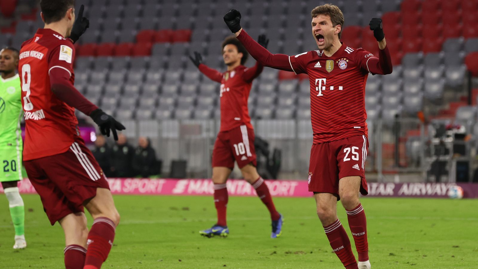 
                <strong>Thomas Müller</strong><br>
                Steht beim 1:0 goldrichtig und ist danach fast überall zu finden. Präsentiert sich nicht so lautstark wie sonst und lässt einfach die Zahlen sprechen: Jetzt mit 13 Vorlagen in der Hinrunde – das schaffte bisher noch keiner in der Bundesliga. Neben Sane der beste Spieler auf dem Platz. ran-Note: 2
              