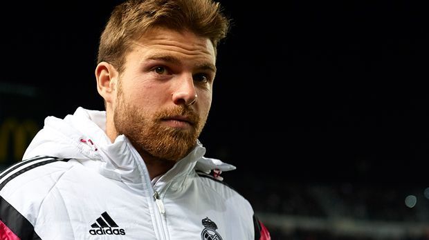 
                <strong>Asier Illarramendi (32 Millionen Euro)</strong><br>
                Asier Illarramendi (32 Millionen Euro). Als großer Hoffnungsträger wurde der Spanier 2013 von Real Madrid für den gleichen Preis verpflichtet, wie die Startaufstellung von Leicester City gekostet hat. Nutznießer war sein Heimatverein Real Sociedad San Sebastian. Zwei Jahre später wechselte der Mittelfeldakteur für 15 Millionen Euro zurück. Alle hier aufgezählten Flop-Transfers kommen auf eine summierte Ablöse von 296,8 Millionen Euro. Bedeutet: Diese acht Spieler (Benteke, Draxler, Mangala, Schürrle, Martinez, Bony, Falcao, Illaramendi), kosteten mehr als neun Mal soviel wie die Leicester-Elf! Schlussfolgerung: Mit Geld kann man sich erfolgreiche Spieler kaufen, aber nicht zwangsläufig den Erfolg.
              