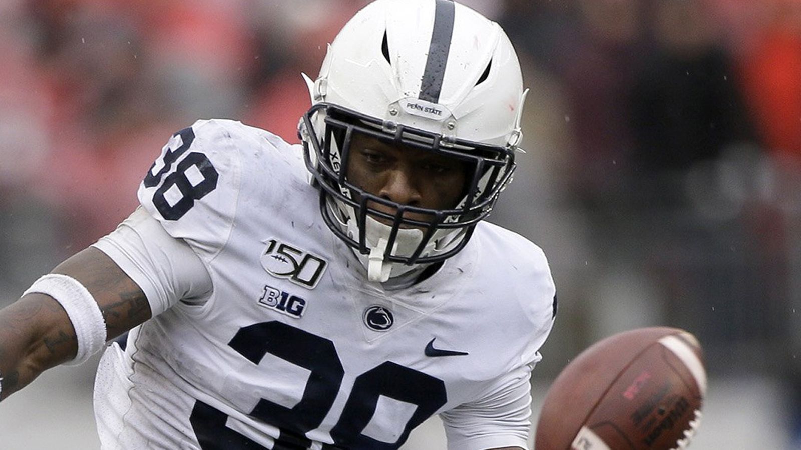 
                <strong>Jayson Oweh (Defensive End, Penn State)</strong><br>
                Der 1,96 Meter große und 115 Kilogramm schwere Pass Rusher verfügt über eine hohe Explosivität. 2019 kam er auf jeweils fünf Sacks und Tackles for Loss. In der Spielzeit 2020 war er weniger produktiv und blieb ohne Sack. In der NFL ist er wohl keine Sofortverstärkung und braucht noch ein wenig Zeit, um sein Potenzial auszuschöpfen. Dann aber dürfte Jayson Oweh ein sehr vielseitiger Defensive End sein, der alternativ in einer 3-4 Formation als Outside Linebacker fungieren könnte.
              