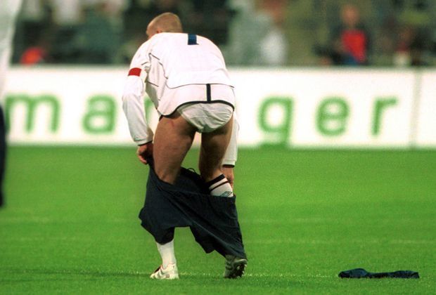 
                <strong>David Beckham</strong><br>
                Gezwungenermaßen muss David Beckham auf dem Spielfeld seine Shorts wechseln. Was darunter zum Vorschein kommt, hat wenig mit dem Modebewusstsein zu tun, für das "Becks" später berühmt wird.
              
