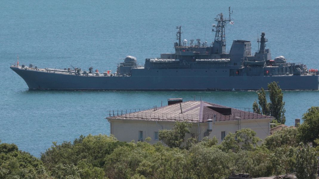 Blick auf ein großes Landungsschiff des russischen Militärs vor der Krim-Brücke.
