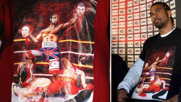 
                <strong>David Haye vs. Wladimir Klitschko (2011)</strong><br>
                ... bei der Pressekonferenz trug Haye ein T-Shirt, auf dem er die Köpfe beider Klitschkos in den Händen hält. Die Grenze des guten Geschmacks hatte der "Hayemaker" damit endgültig überschritten. Es sollte ihm nichts bringen. Wladimir besiegte den Engländer einstimmig nach Punkten. 
              