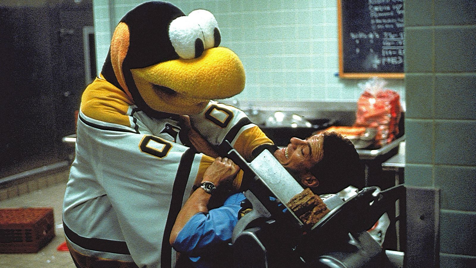 
                <strong>Penguins-Maskottchen Iceburgh wurde zum Hollywood-Star</strong><br>
                Wir bleiben bei Iceburgh: Vier Jahre nach seinem ersten Auftritt als Maskottchen der Pittsburgh Penguins mutierte er nämlich zum Filmstar. In dem Action-Film Sudden Death aus dem Jahr 1995 mit Jean-Claude van Damme hatte Iceburgh einen Gastauftritt. Bösewicht Carla trug in dem Film Iceburghs Kostüm und lieferte sich mit der Hauptfigur einen harten Kampf. Der Blockbuster wurde in der damaligen Arena von Pittsburgh gedreht. 
              