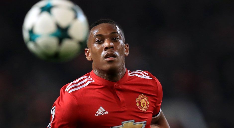 
                <strong>Anthony Martial: 60 Millionen Euro Ablöse (Sommer 2015)</strong><br>
                60 Millionen Euro überwies United für Anthony Martial an Monaco - viel Geld für einen 19-Jährigen. Doch der Franzose überzeugte prompt und war in der Saison 2016/17 mit 17 Treffern Manchesters bester Torschütze. Doch mit der Ankunft von Zlatan Ibrahimovic und dem Aufstieg von Marcus Rashford, rutschte der Stürmer in der Hierarchie immer weiter ab. Aktuell muss er sich meist mit der Joker-Rolle zufrieden geben.  
              