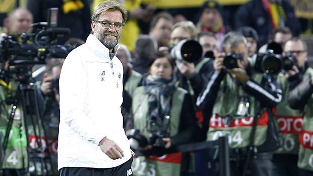 
                <strong>Klopp im Fokus</strong><br>
                Im Fokus des Viertelfinal-Hinspiels der Europa League zwischen Borussia Dortmund und dem FC Liverpool stand ganz klar einer: Jürgen Klopp. Kameras, Fans, Spieler und Vereinsbosse waren gespannt auf das Wiedersehen mit dem Ex-Trainer. ran.de zeigt die Reaktionen auf das Wiedersehen mit Kloppo beim 1:1.
              