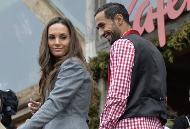 
                <strong>Mehdi Benatia mit Ehefrau Cecile</strong><br>
                Brauchen sich definitiv nicht zu verstecken. Bayern Neuzugang Benatia und Ehefrau Cecile wirken noch etwas unsicher.
              