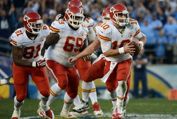 
                <strong>Indianapolis Colts vs Kansas City Chiefs </strong><br>
                Die erste Hürde ist hoch und heißt Kansas City. Die Chiefs (11-5) haben in Jamaal Charles einen fabelhaften Running Back. Außerdem holten sie mit 47 Sacks die drittmeisten der AFC. QB Alex Smith spielt zudem sehr umsichtig und produziert kaum Fehler (1,4 % Interceptions)
              