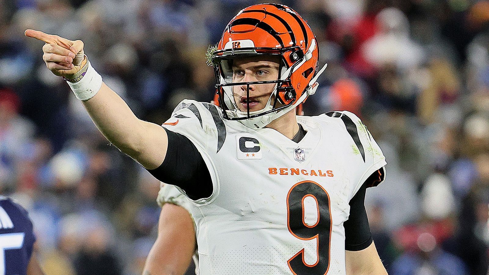 
                <strong>15. Januar - Burrow gibt Bekenntnis zu Bengals ab</strong><br>
                Joe Burrow schreibt Schlagzeilen: "Mein Plan ist es, hier meine ganze Karriere zu spielen", sagt der Bengals-Quarterback. Gute Nachrichten für die Fans der in der NFL noch titellosen Organisation. Schließlich ist Burrow als Franchise Quarterback der große Hoffnungsträger in Cincinnati.
              