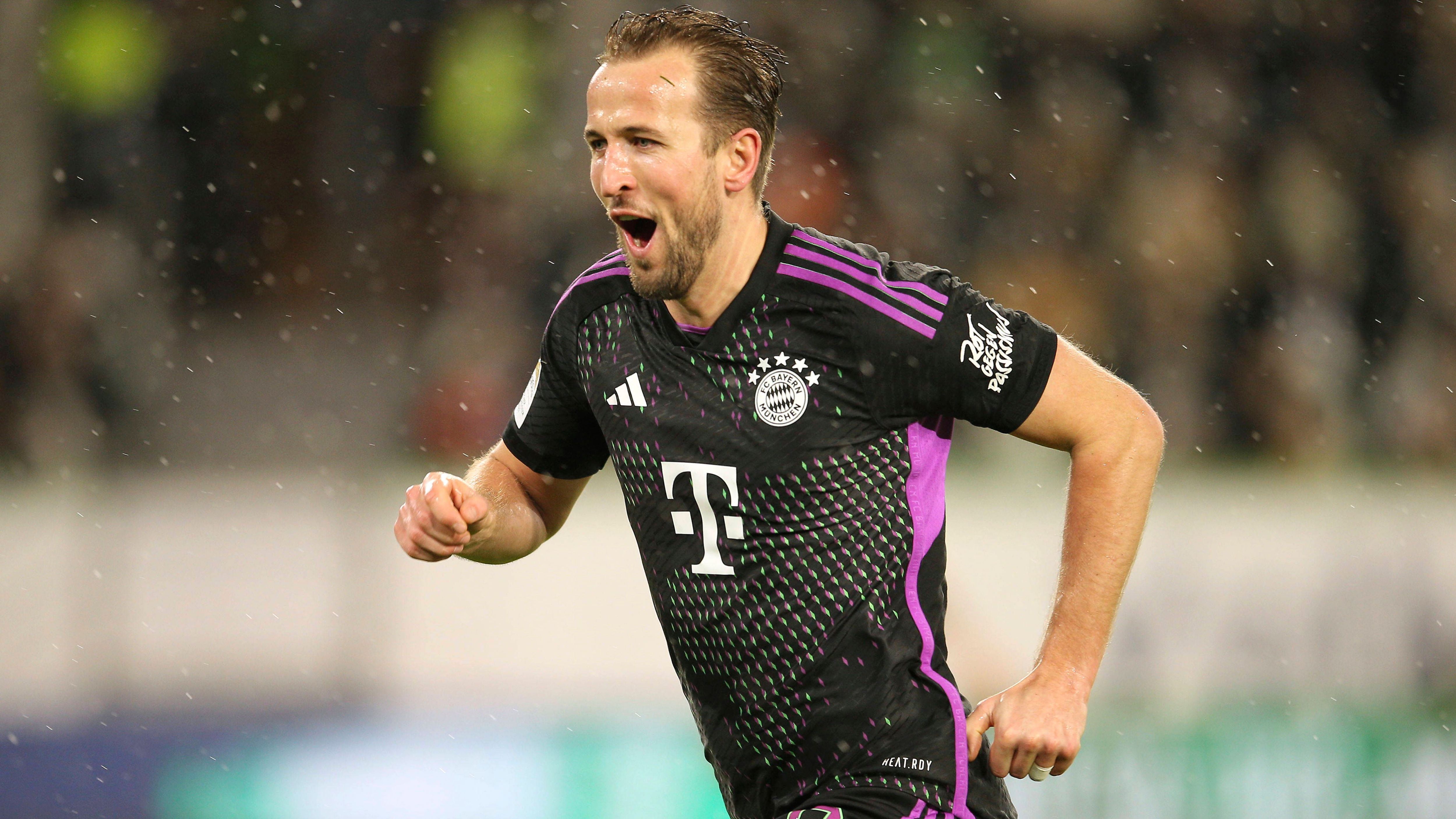 <strong>Angriff: Harry Kane (FC Bayern München)</strong><br>Na klar, der Top-Torjäger der Hinrunde darf natürlich nicht fehlen. Satte 21 Tore schoss Harry Kane alleine in der Bundesliga, fünf weitere legte er auf. Und, nicht zu vergessen, in einem Spiel weniger als der Rest, denn den Bayern fehlt ja noch ein Nachholspiel gegen Union Berlin. Kane ist auf bestem Wege, den Torrekord von Robert Lewandowski anzugreifen.