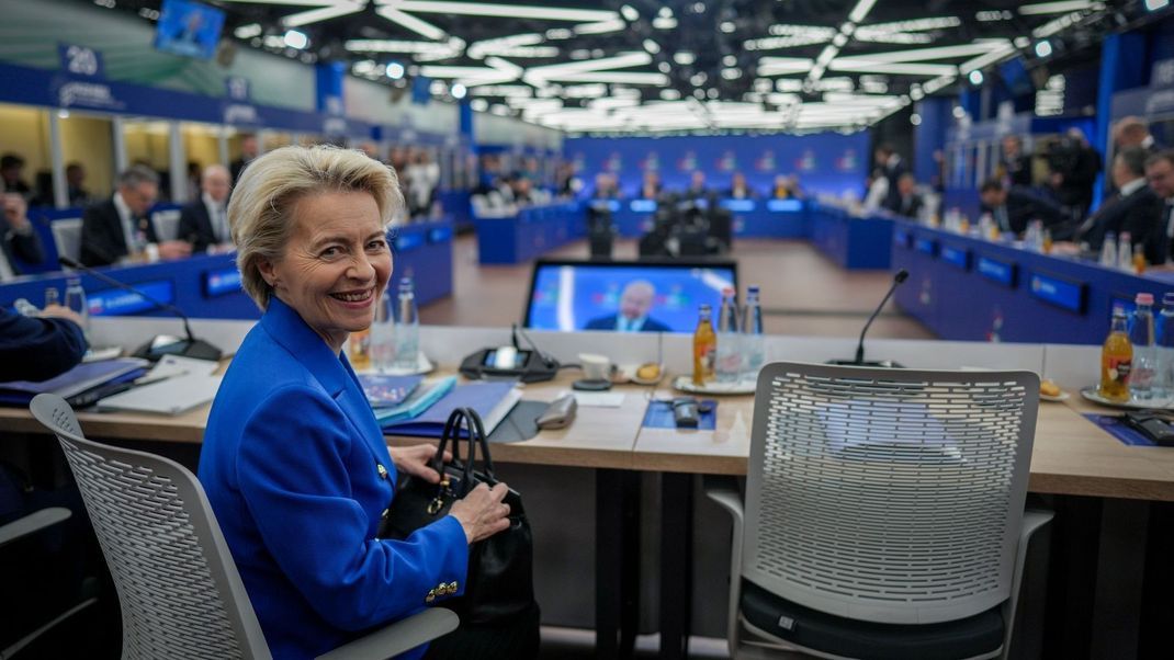 8. November 2024, Ungarn, Budapest: Ursula von der Leyen, Präsidentin der Europäischen Kommission, nimmt an der Auftaktsitzung des informellen Treffens des Europäischen Rates in der ungarischen Hauptstadt teil.