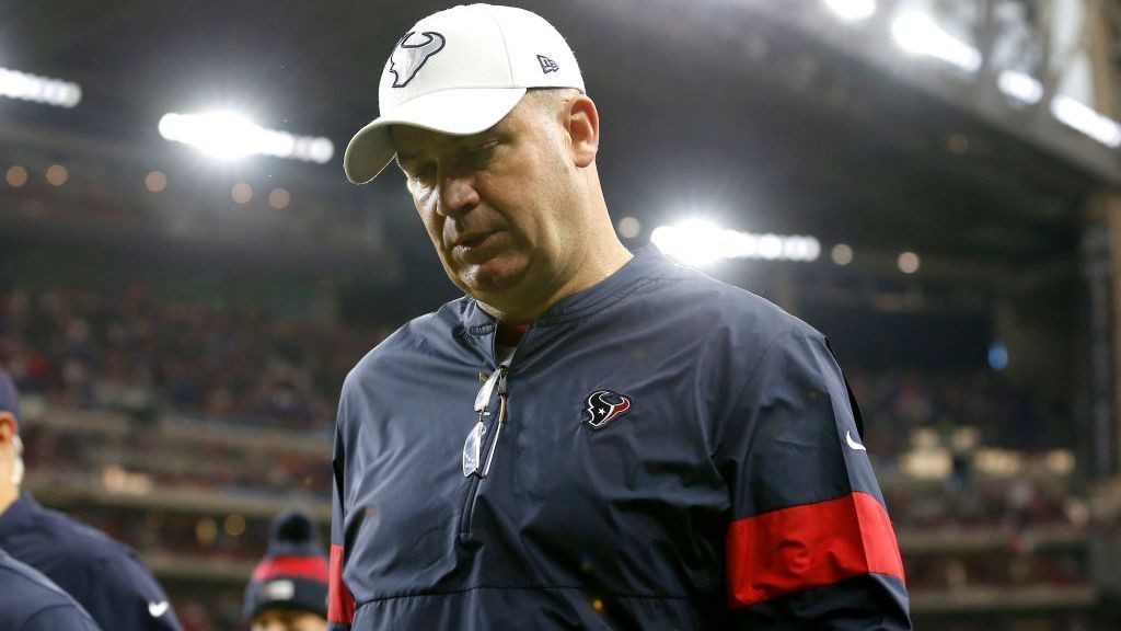 
                <strong>Verlierer: Bill O'Brien (Houston Texans)</strong><br>
                Dass die Houston Texans aktuell in einem desolaten Zustand sind, liegt auch am ehemaligen Head Coach Bill O'Brien. Denn der war nicht nur Head Coach, sondern auch GM der Texans und ist verantwortlich für Trades wie die von Laremy Tunsil und vor allem DeAndre Hopkins, die die ganze Fanbase der Texans auf die Palme brachten. Zwar wurde O'Brien in dieser Saison nach fünf Spielen entlassen, jedoch liegt der Scherbenhaufen in Houston immer noch.
              
