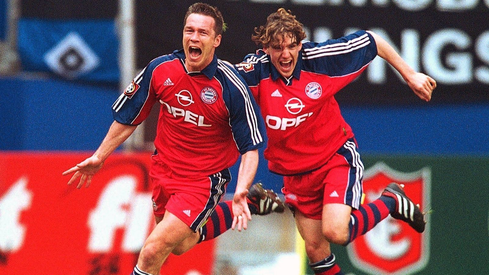 
                <strong>Patrik Andersson (FC Bayern München)</strong><br>
                Eines der verrücktesten Bundesliga-Fernduelle erlebten die Fans im Mai 2001, als Schalke drauf und dran war, deutscher Meister zu werden. Die Schalker gewannen ihr abschließendes Bundesliga-Spiel gegen Unterhaching mit 5:3 und hofften, dass der HSV zuhause gegen die Bayern Schützenhilfe leisten würde. Das klappte auch bis in die Nachspielzeit, die Hanseaten führten durch einen Treffer von Sergej Barbarez mit 1:0. Das bittere Ende der Schalker Meisterträume wurde damals dann im Parkstadion live via Video-Wall übertragen. In der vierten Minute der Nachspielzeit bekamen die Münchner nach einem von HSV-Keeper Matthias Schober, damals von Schalke ausgeliehen, mit den Händen aufgenommenen Rückpass einen indirekten Freistoß zugesprochen und Patrik Andersson knallte diesen in der 94. Minute zum 1:1-Ausgleich in die Maschen. Daraufhin kannte die Freude unter den Münchnern natürlich keine Grenzen mehr, während den Schalkern nur der Titel "Meister der Herzen" blieb.
              