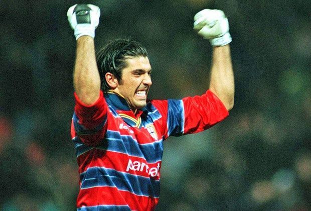 
                <strong>Gianluigi Buffon</strong><br>
                Gianluigi Buffon spielte von 1994 bis 2001 für Parma und holte mit dem Klub 1999 den italienischen Pokal und den UEFA-Cup. 2001 wechselte Buffon für über 50 Millionen Euro Ablöse zu Juventus Turin und ist damit bis heute der teuerste Torhüter weltweit.
              