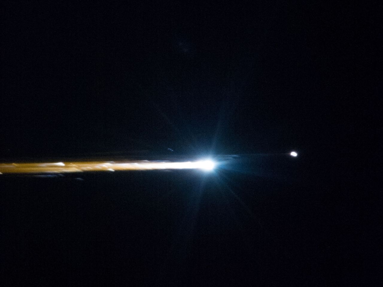 Wenn Raketen und Raumschiffe wie hier eine Sojus-Kapsel 2017 über Kasachstan in die Atmosphäre eintreten, sind sie in der Nacht als ungewöhnliche Leuchtobjekte am Himmel zu sehen.