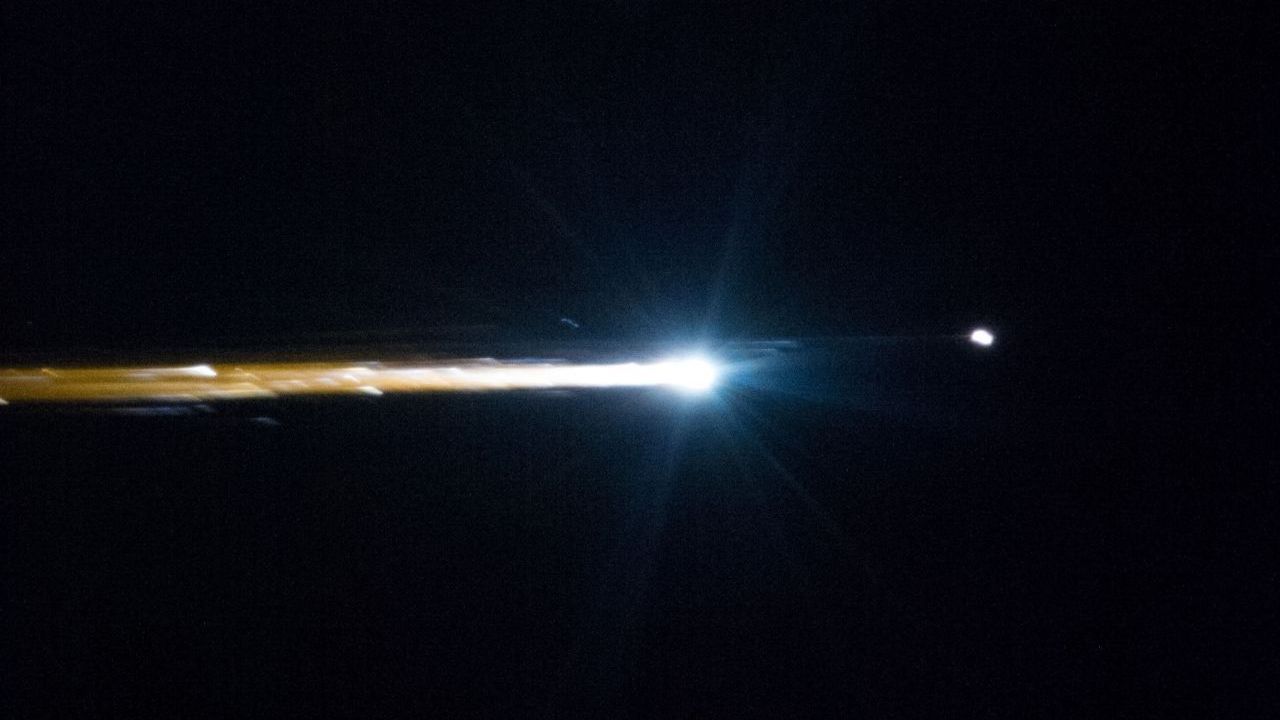 Wenn Raketen und Raumschiffe wie hier eine Sojus-Kapsel 2017 über Kasachstan in die Atmosphäre eintreten, sind sie in der Nacht als ungewöhnliche Leuchtobjekte am Himmel zu sehen.