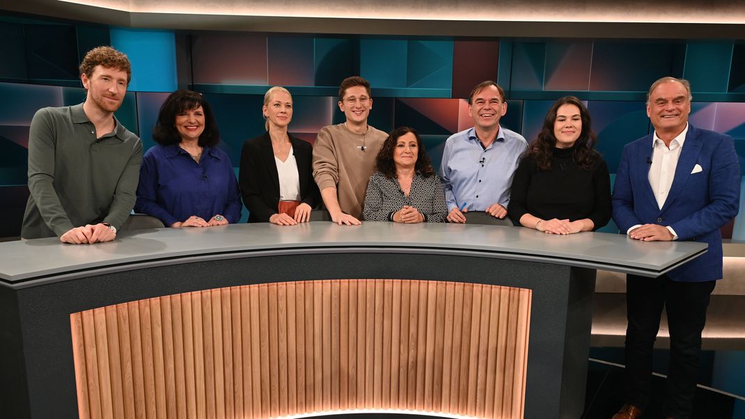 Moderator Louis Klamroth, Bankfachwirtin Heike Oeser. Geschäftsführerin Sirkka Jendis, Politiker Philipp Türmer, Rentnerin Magdalini Wallraf, Journalist Hermann-Josef Tenhagen, Politikerin Franziska Brandmann und Unternehmer Georg Kofler, l-r, zu Gast in der ARD Talkshow Hart aber Fair