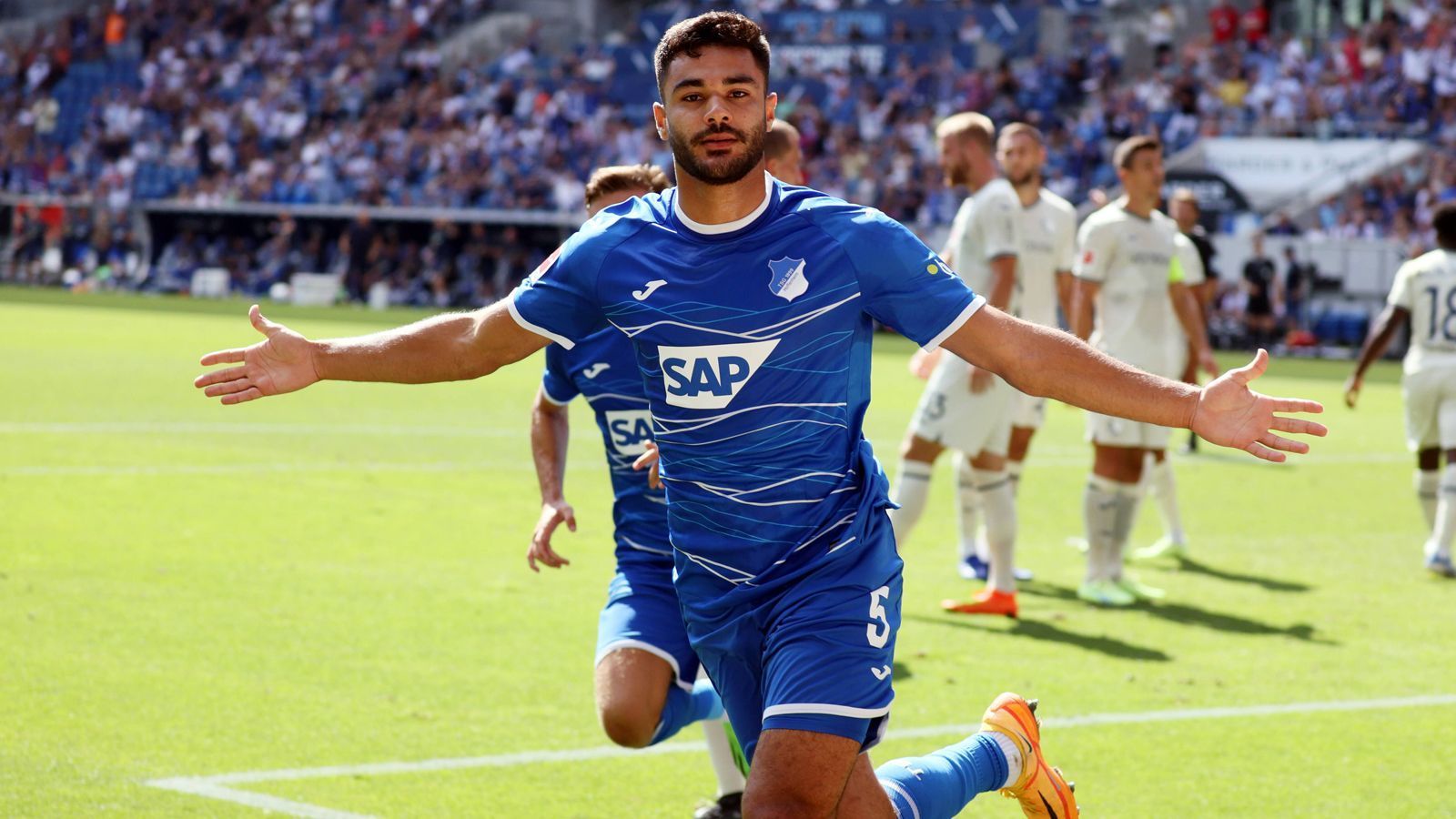 
                <strong>Ozan Kabak (TSG Hoffenheim)</strong><br>
                Ozan Kabak entwickelt sich seit seinem Wechsel zur TSG offenbar zum Torjäger. Auch beim 3:2-Sieg gegen den VfL Bochum war der türkische Innenverteidiger nach einer Ecke zur Stelle und nickte zum zwischenzeitlichen 2:2 ein.
              