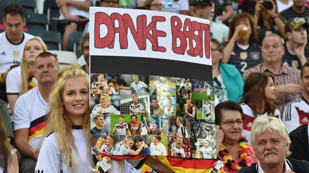 
                <strong>Schweinsteigers emotionaler DFB-Abschied</strong><br>
                Die Fans zeigen reichlich Einfallsreichtum.
              