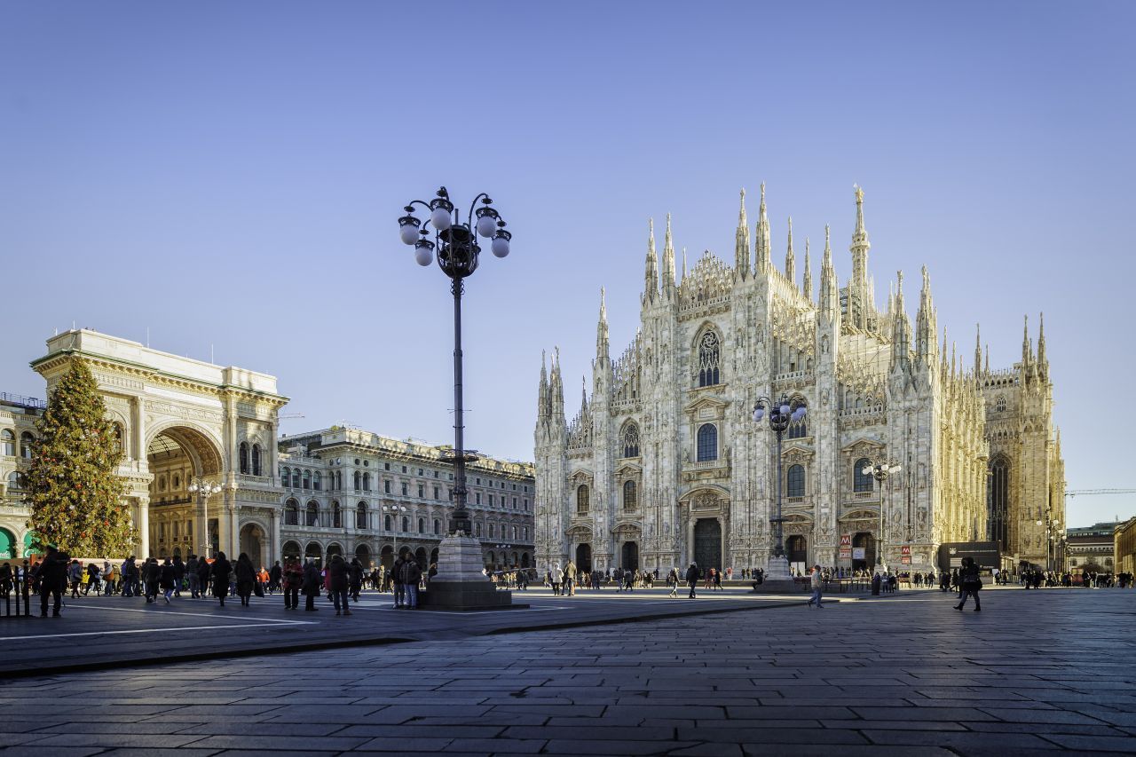 Der Name der italienischen Stadt Mailand kommt aus dem Lateinischen. Es bedeutet so viel wie: in der Mitte der Ebene.