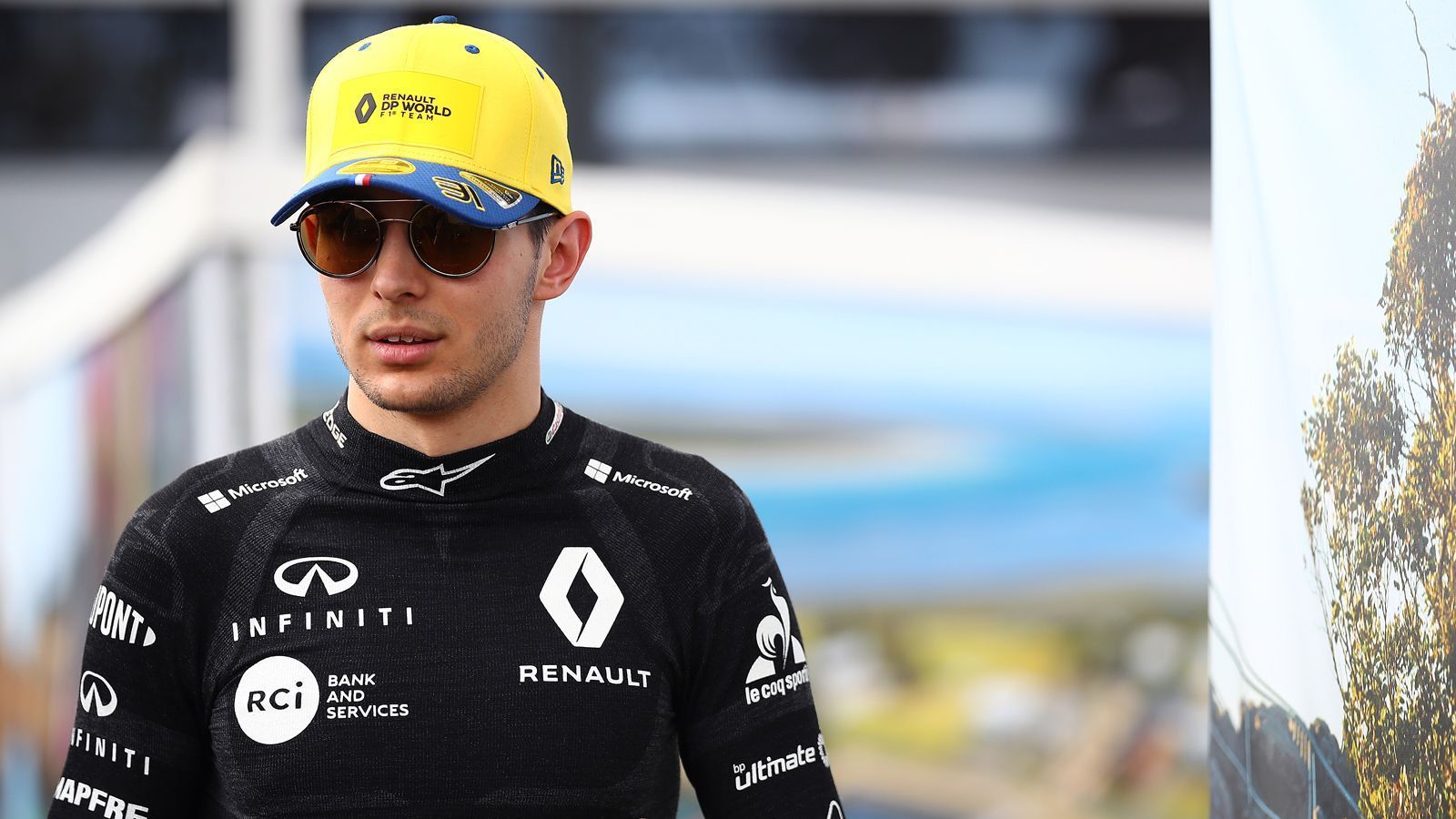 
                <strong>Der Rückkehrer: Esteban Ocon</strong><br>
                Nach einer einjährigen Pause ist der talentierte Franzose als Stammfahrer zurück im Fahrerlager. 2018 lieferte er sich mit Sergio Perez bei Racing Point-Force India einen engen Zweikampf, erhielt aber trotz seiner guten Leistungen keinen neuen Vertrag. In dieser Saison möchte der 23-Jährige angreifen und unter Beweis stellen, dass er sein Cockpit bei Renault verdient hat. Das französische Werksteam hatte in den vergangenen Jahren immer wieder mit der Zuverlässigkeit seiner Autos zu kämpfen, wird Ocon und seinem Teamkollegen Daniel Ricciardo aber dennoch einen soliden Boliden zur Verfügung stellen können. Bestätigt Ocon seine früheren Leistungen aus den Juniorren-Klassen und auch der Formel 1, sollten regelmäßige Platzierungen in den Punkten nicht unwahrscheinlich sein.
              