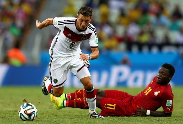 
                <strong>Mesut Özil</strong><br>
                An Mesut Özil scheiden sich in Deutschland die Geister. Die einen sehen in ihm den besten Spielmacher der Welt, die anderen finden, er tauche in zu vielen Spielen einfach unter. Fest steht: Özil kann ein Spiel alleine entscheiden, darum bekommt er den Zuschlag - 9:1.
              