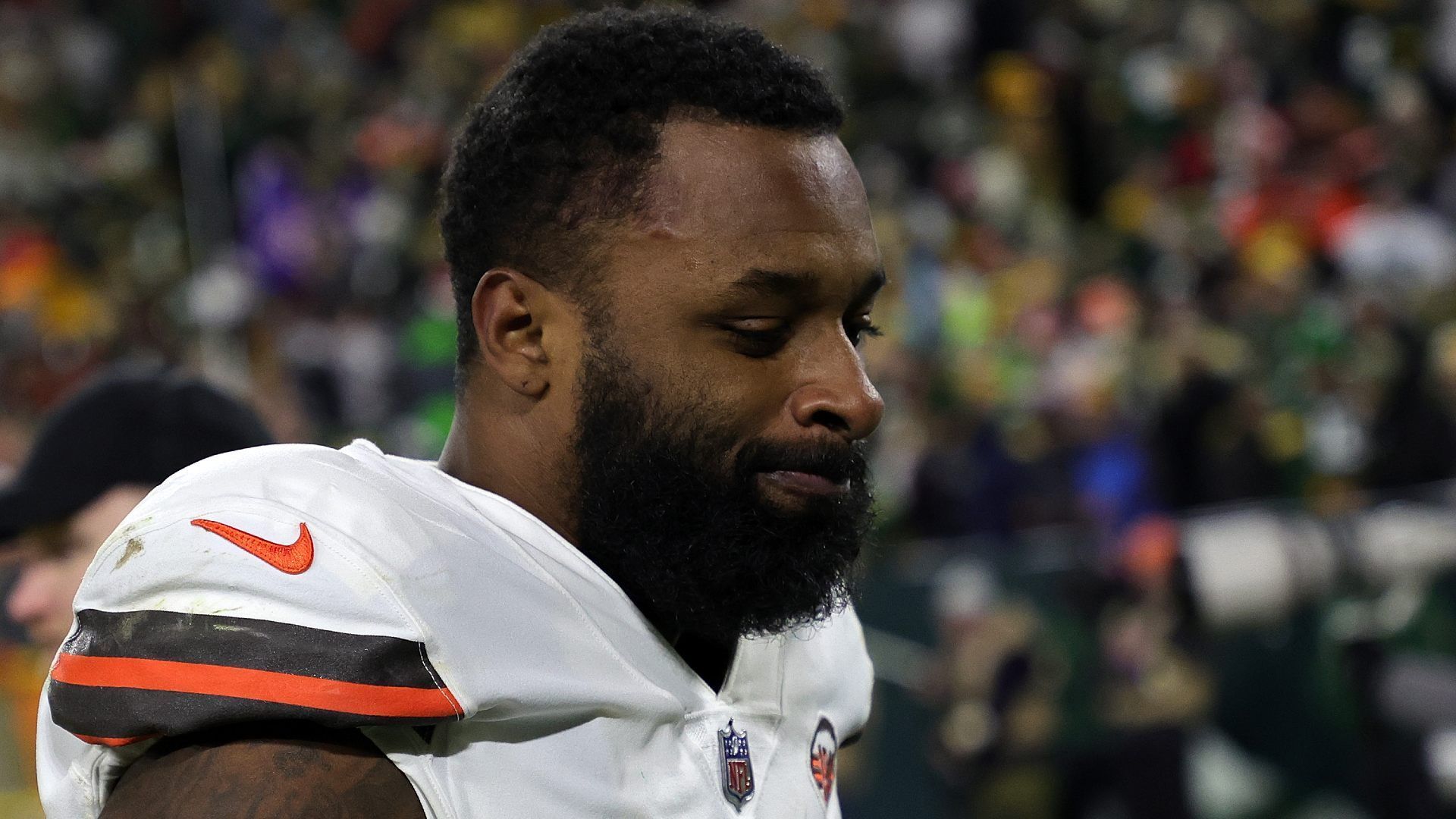 
                <strong>Alle Free Agents plötzlich im Visier</strong><br>
                Wollen die Packers die Hauptlast in Zukunft auf mehr als einen dominanten Receiver verteilen, könnte es in Kürze gleich zu mehreren Verpflichtungen in Green Bay kommen. Mit Jarvis Landry (Foto), Jamison Crowder, Will Fuller oder Cordarrelle Patterson befinden sich noch einige zuverlässige Receiver auf dem Markt, die im Zusammenspiel mit Rodgers eine gute Rolle spielen könnten. Als weitere Option in diesem Szenario erscheint eine Vertragsverlängerung mit Deep Threat Marquez Valdes-Scantling, die bei einem Adams-Verbleib wohl nicht zu finanzieren gewesen wäre. Es würde demnach nicht überraschen, wenn GM Gutekunst gleich mehrmals noch in der Free Agency zuschlägt. 
              