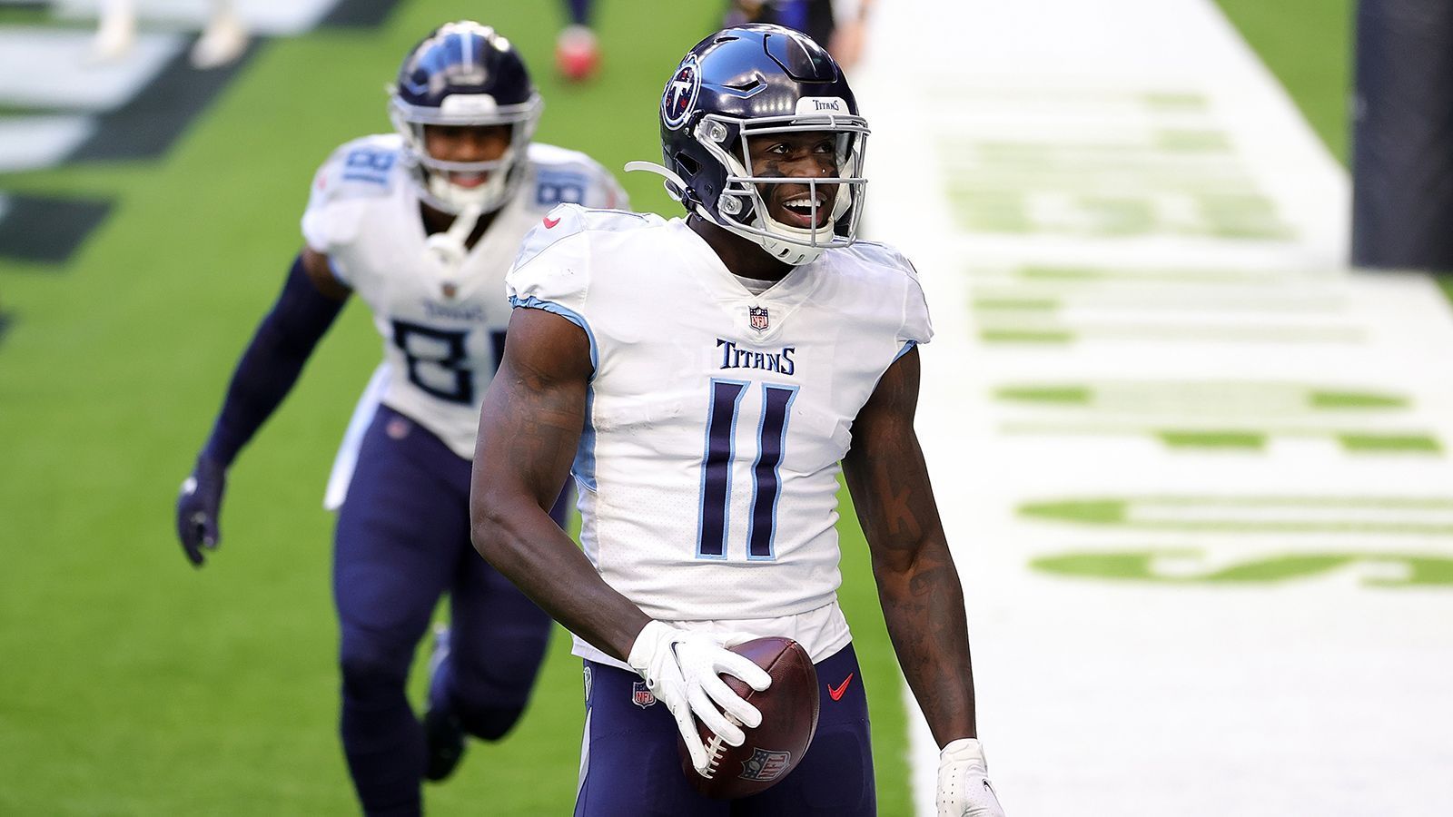 
                <strong>9. Platz: A.J. Brown (Wide Receiver, Tennessee Titans)</strong><br>
                Die Titans wollen die gute Entwicklung aus der vergangenen Saison bestätigen und fortsetzen. Gleiches gilt für Top-Receiver Brown. Der 23-Jährige ist einer der Gründe für den Aufschwung in Tennessee. In der vergangenen Spielzeit lieferte er 17,4 Receiving Yards pro Catch. Kein NFL-Spieler mit mindestens 100 Catches in der gesamten Saison konnte diese Marke überbieten. Nun gibt es Konkurrenz von Receiver-Star Julio Jones, aber die belebt bekanntlich das Geschäft. Auch von Brown ist in der anstehenden Spielzeit einiges zu erwarten. 
              