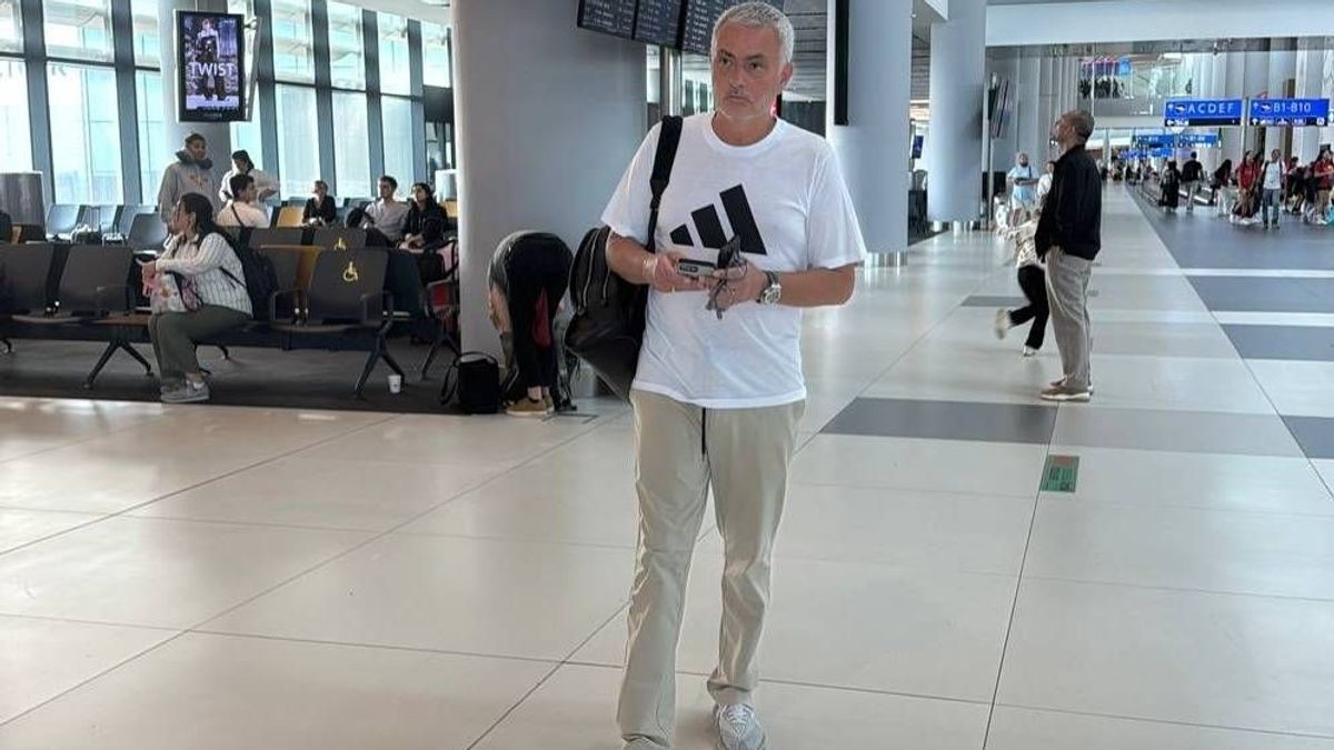 Jose Mourinho departs Istanbul after parting ways with Fenerbahce ISTANBUL, TURKIYE - AUGUST 30: Portuguese head coach Jose Mourinho waits for his flight at Istanbul Airport after Turkish Super Lig...