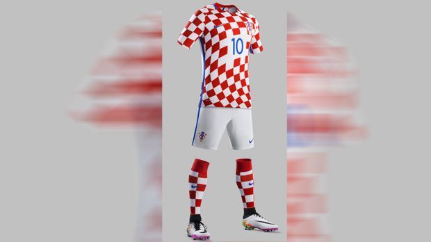
                <strong>Kroatien (Heimtrikot)</strong><br>
                Kroatien (Heimtrikot): Die Stars um Luka Modric, Mario Mandzukic und Co. werden in Frankreich bei Heimrecht in den bereits traditionellen rot-weißen Trikots im Karo-Look spielen.
              