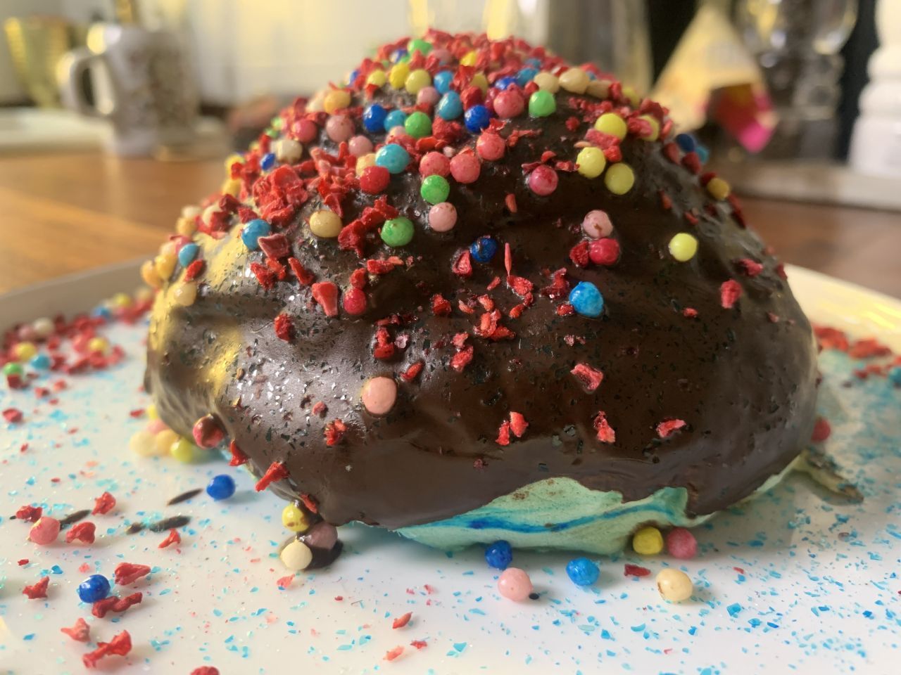 Das fluffige Wolkenbrot in süß: Mit einer Schokoladen-Haube und bunten Zucker-Kügelchen kann dein Wolkenbrot zum Highlight der nächsten Party werden!