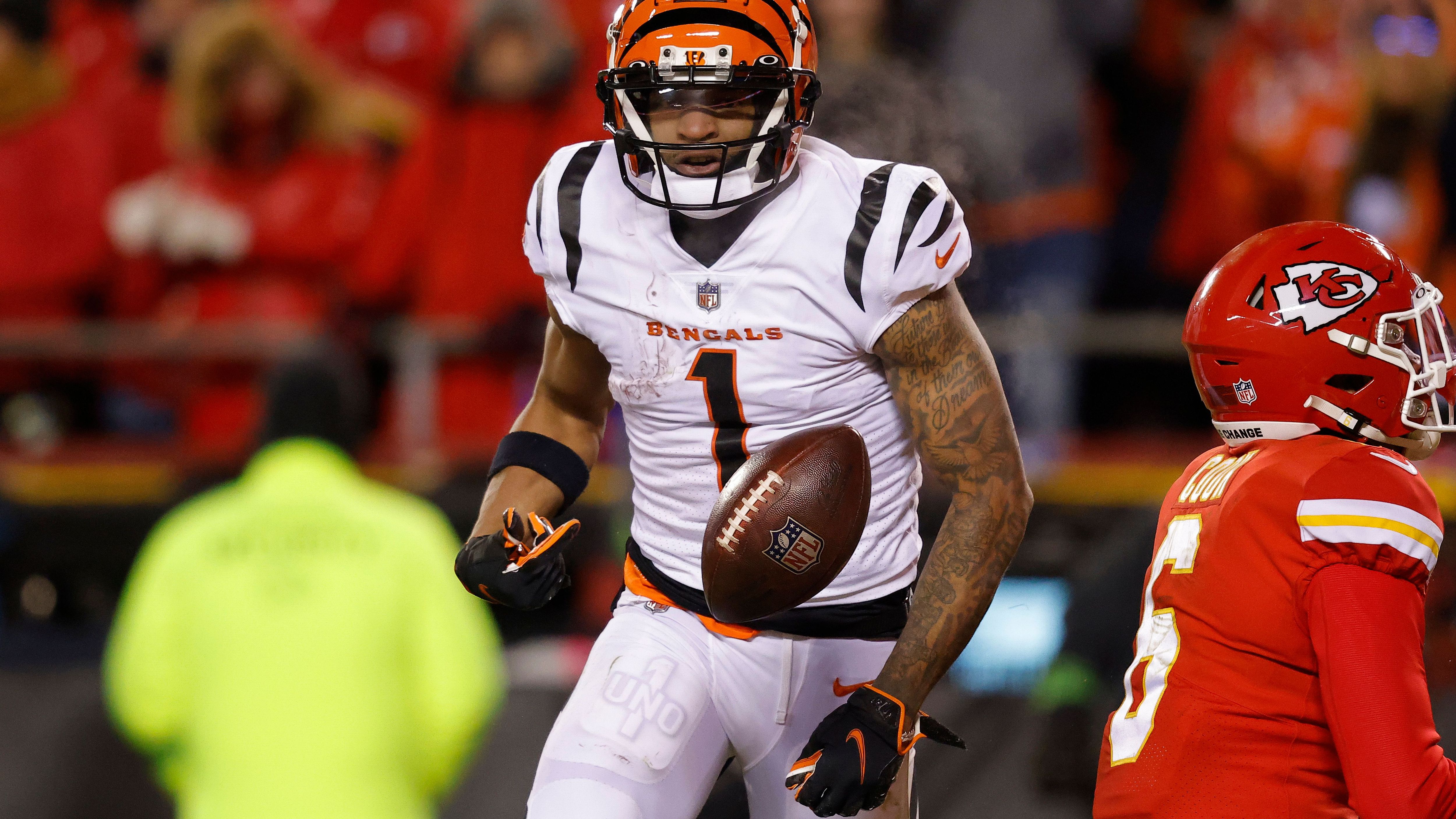 <b>Cincinnati Bengals: Offensive (Stärken)<br></b>Joe Burrow zählt zu den besten Quarterbacks der Liga. Mit seiner Spielintelligenz, Antizipation und Genauigkeit zerlegt er wöchentlich Defensiven und setzt das wohl beste Receiver-Trio (Ja'Marr Chase, Tee Higgins und Tyler Boyd) in Szene. Head Coach Zac Taylor gibt ihm jegliche Freiheiten, die er gekonnt umsetzt. Die O-Line wurde weiter verstärkt und kann im Liga-Vergleich oben mithalten.&nbsp;