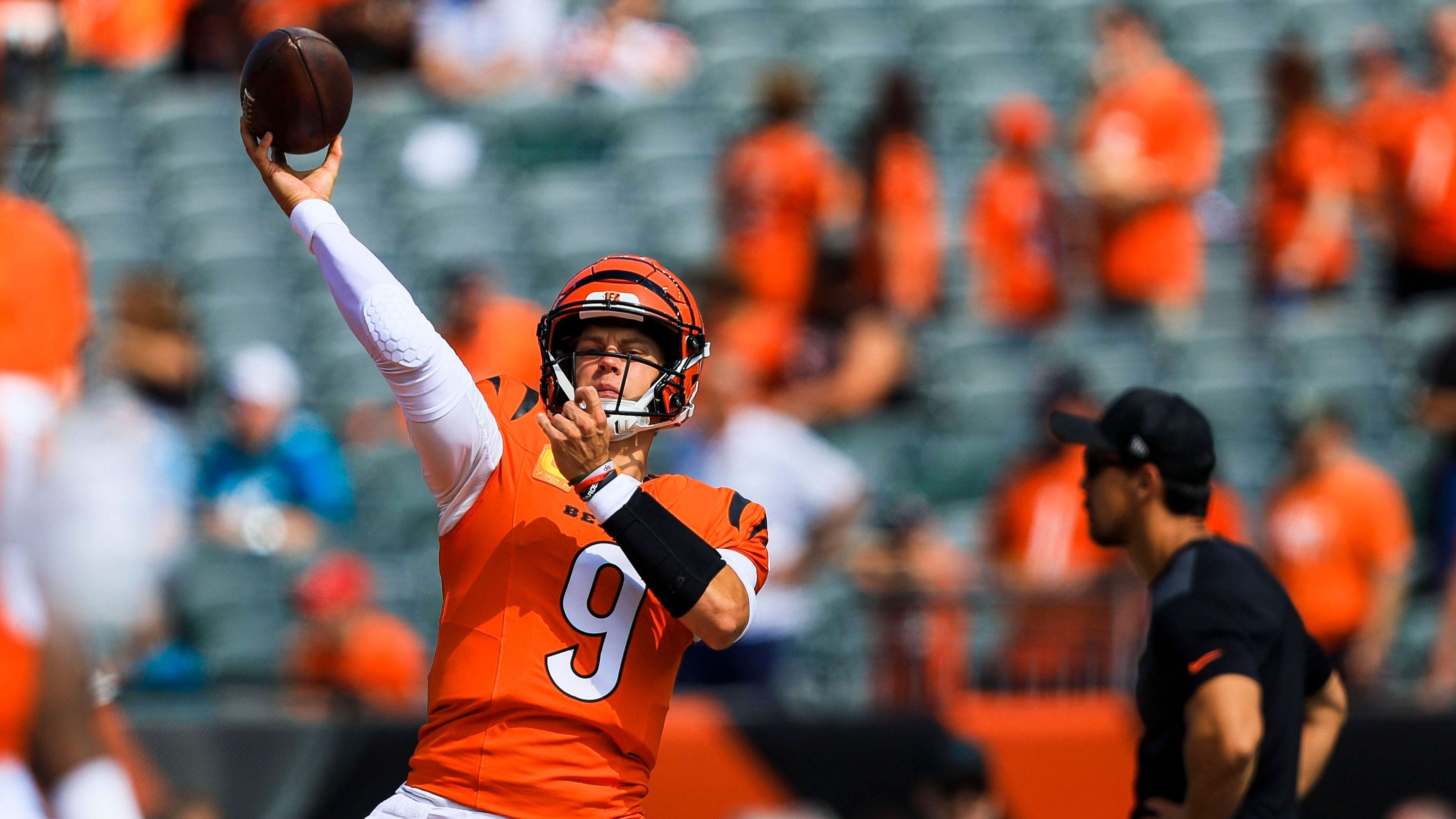 <strong>Cincinnati Bengals</strong><br>Joe Burrow kehrt am Donnerstag nach fast drei Monaten Pause zurück und wird gegen die Baltimore Ravens starten. Der Quarterback hatte sich in Woche 2 eine schwere Zehverletzung zugezogen und war anschließend operiert worden. Vor zwei Wochen stieg er wieder ins Training ein und absolvierte zuletzt volle Einheiten.<br>• Starter: Joe Burrow (im Bild)<br>• Backup: Joe Flacco<br>• Practice Squad: Jake Browning