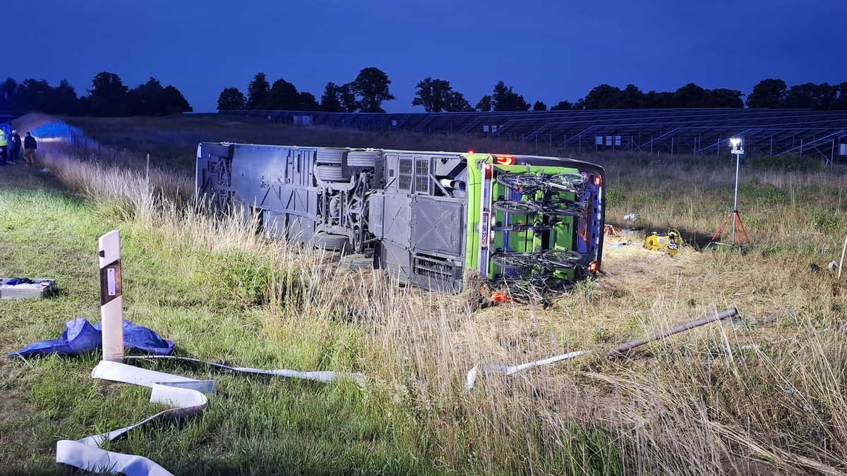 Flixbus verunglückt auf der A19