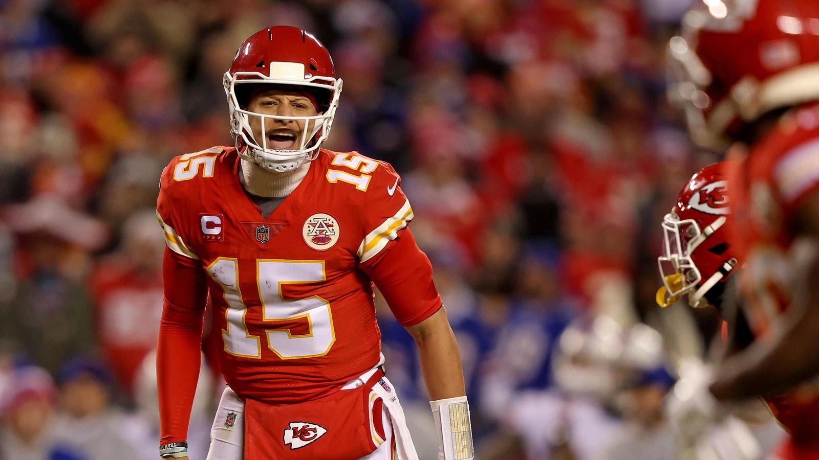 
                <strong>Sudden Death ab zweitem Ballbesitz</strong><br>
                Als Patrick Mahomes gegen die Bills den Ball bekam, war vielen Zuschauern klar, dass er das Spiel mit einem Touchdown sofort entscheiden würde. Das wäre in diesem Fall nicht mehr möglich, unabhängig vom Münzwurf bekommen beide Mannschaften mindestens einmal den Ball, außer die Defense punktet. Nach Mahomes' Touchdown hätte Josh Allen so den Ball bekommen und die Chance gehabt, mit einem Touchdown zu kontern. Erzielen beide Teams mit jeweils einem Drive einen Touchdown, geht es ins Sudden Death. Der nächste Score entscheidet das Spiel.
              