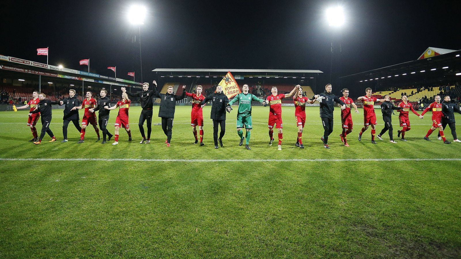 
                <strong>De Adelaarshorst (Deventer)</strong><br>
                De Adelaarshorst (Deventer): Nein, der Adlerhorst ist nicht die Heimat von Eintracht Frankfurt, sondern der Go Ahead Eagles Deventer in den Niederlanden.
              