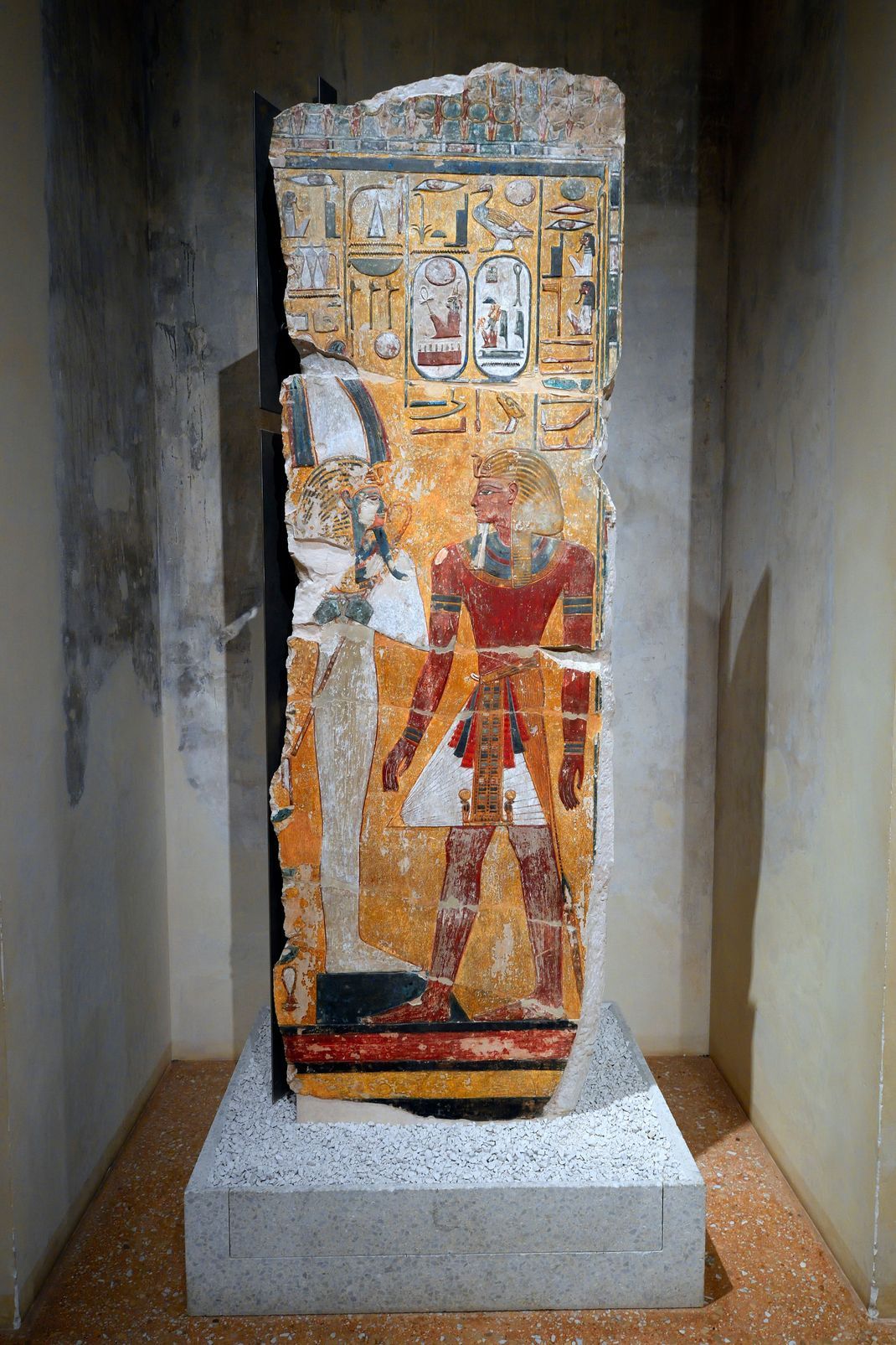 König Sethos I vor dem Gott Osiris, der hier mit Atef Krone dargestellt wird.