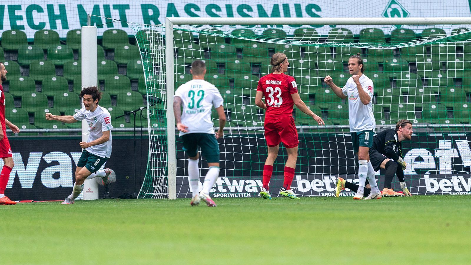 
                <strong>22. Minute: Werder geht in Führung</strong><br>
                Der junge Marco Friedl dribbelt auf links durch und findet Maxi Eggestein. Statt zu schießen steckt er aber nochmal auf den gestarteten Yuya Osako durch. Der Japaner setzt den Ball ganz trocken in den Winkel - 1:0! Solche Angriffe sind in dieser Bremer Saison wirklich selten. Noch steht Werder aufgrund der schlechteren Tordifferenz auf Platz 17.
              